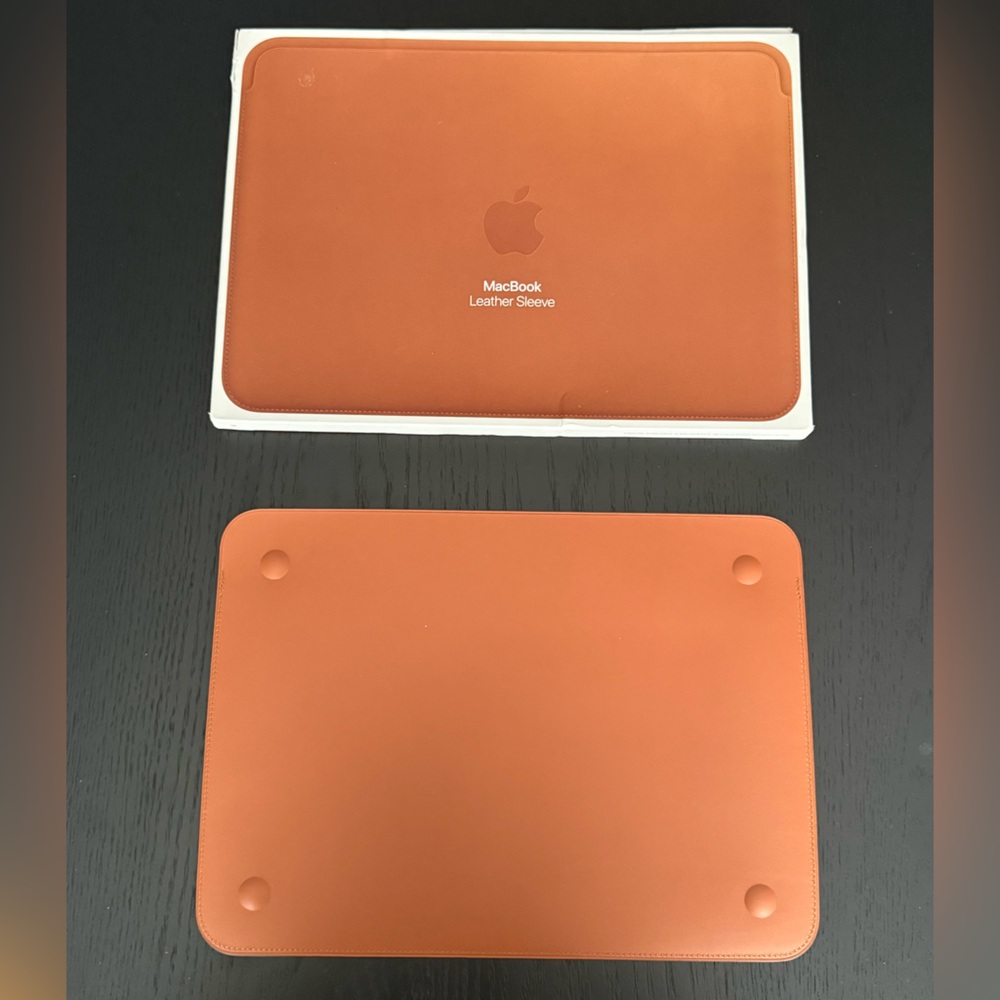 Apple Tan Leather Sleeve for MacBook - Picture 2 of 6